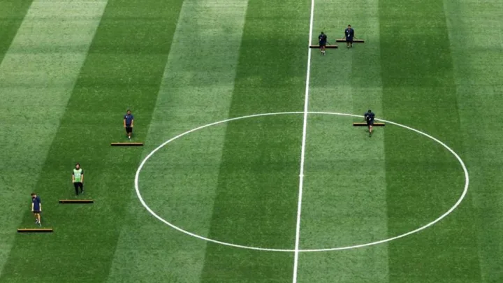 Los jugadores del Mundial se topan con cosas raras bajo los pies por el innovador césped