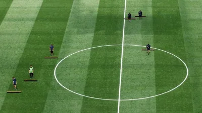 Los jugadores del Mundial se topan con cosas raras bajo los pies por el innovador césped