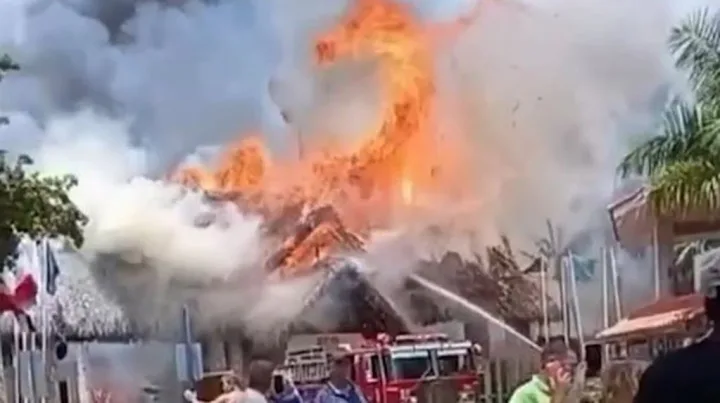 Video: un impresionante incendio en un hotel de lujo de República Dominicana obligó a evacuar a cientos de huéspedes