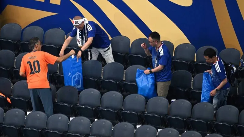 Hacen todo bien: por qué los hinchas de Japón limpiaron la tribuna tras cantar canciones de Argentina