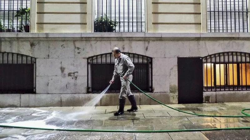 Cuánto cobra un barrendero y recolector de basura de CABA en junio 2026: el salario que gana