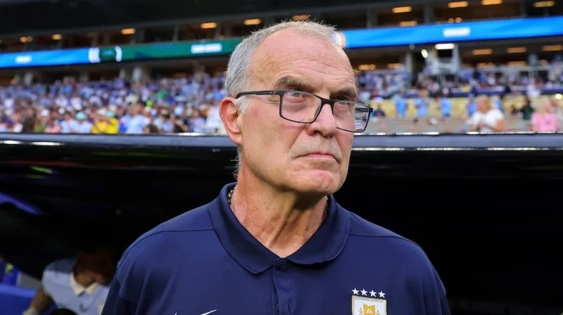 La pregunta que enojó a Bielsa tras el empate de Uruguay ante Arabia Saudita: “No tengo que dar ninguna explicación”