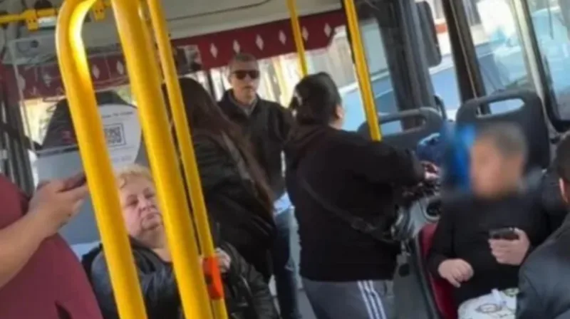 Video: el momento en que un colectivero hizo bajar a un nene con autismo por el volumen de su celular