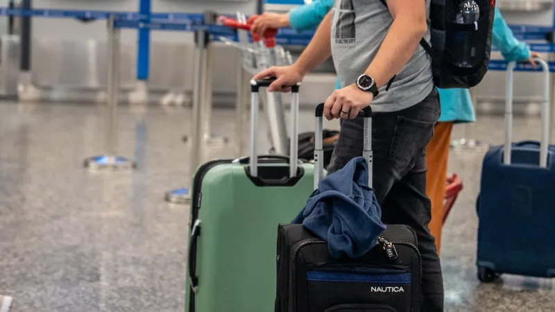 Ezeiza: un padre y sus hijos deberán pagar más de 12 millones de pesos por agredir a un agente aeroportuario