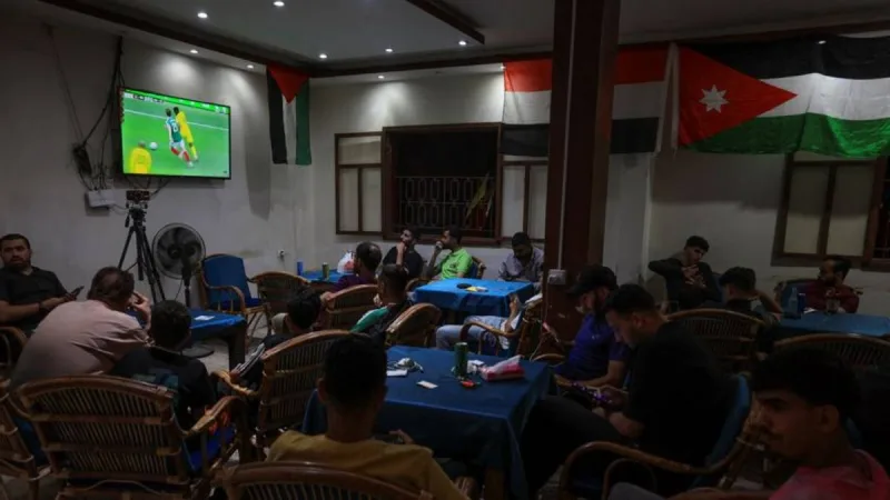 Los habitantes de Gaza desplazados por la guerra ven el Mundial desde las ruinas