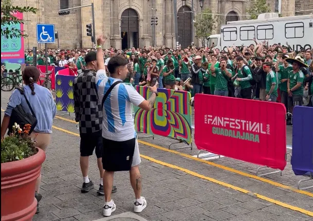 Un jujeño se volvió viral en el Mundial 2026 al pasar frente a cientos de hinchas mexicanos vestido con la camiseta de Argentina