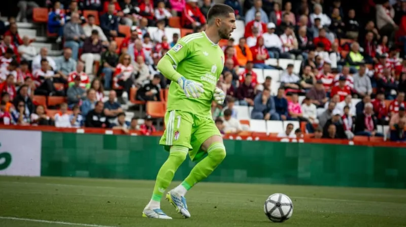 Quién es el arquero de Argelia que es hijo de una leyenda del fútbol y enfrentará a Argentina en el Mundial