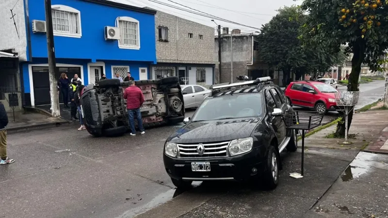 Un sargento en aparente estado de ebriedad chocó a otro policía y provocó el vuelco de un auto en Alsina al 1300