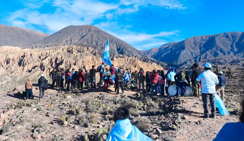 Con himno, banderas y sikus: la experiencia mundialista escolar que sorprendió en Hornillos