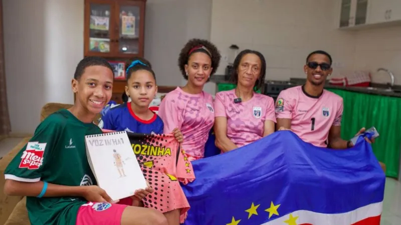 Sin haber podido ir al Mundial, la madre de Vozinha ve las hazañas de su hijo desde casa