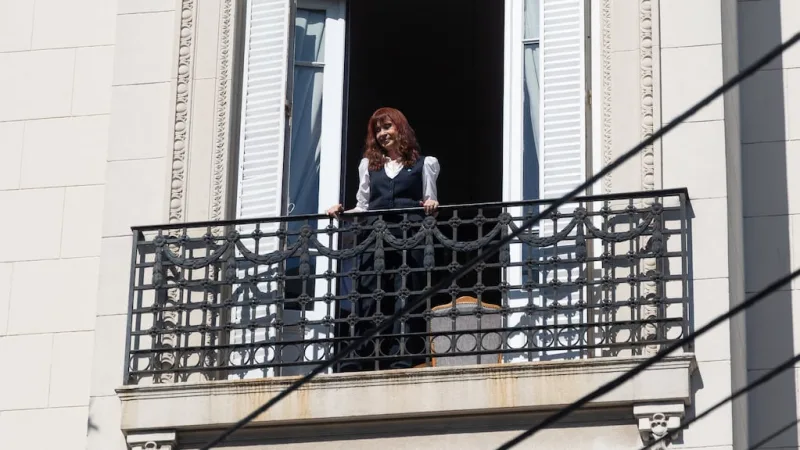 La Justicia intimó a Cristina Kirchner por las manifestaciones alrededor de su casa y le advirtió que podrían revocarle la prisión domiciliaria