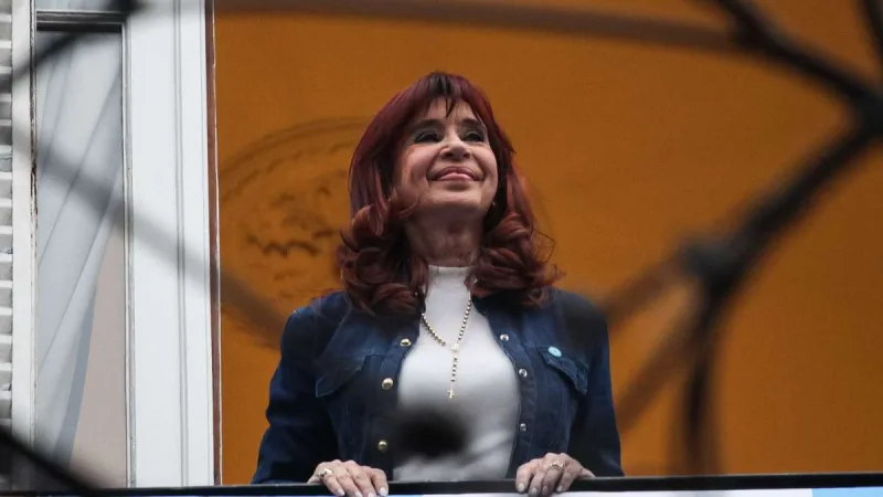La Justicia amenaza con revocarle la domiciliaria a CFK, tras una movilización a su casa