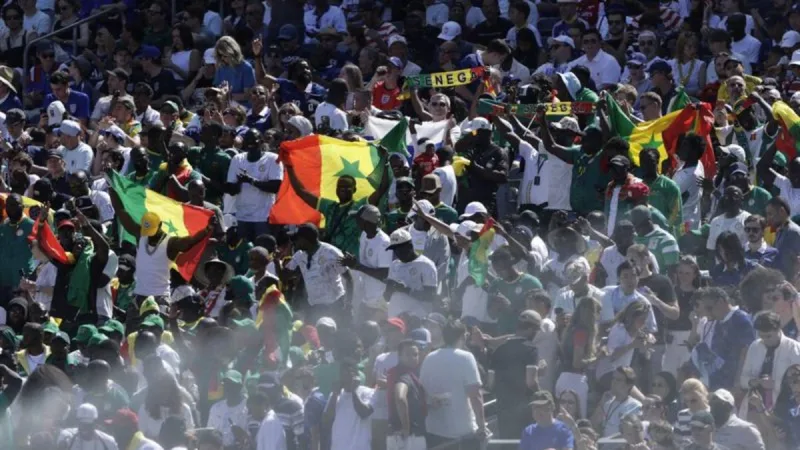 Inmigrantes y aficionados internacionales se solidarizan con los hinchas de Senegal varados en casa