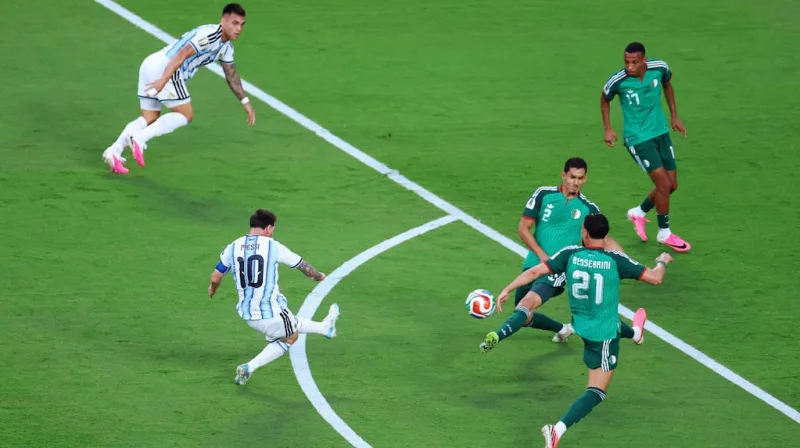 Video: el golazo de Lionel Messi desde afuera del área contra Argelia en el debut en el Mundial