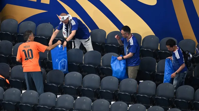 Video: mientras el estadio se vaciaba, los hinchas japoneses tuvieron un gesto que se volvió viral en el Mundial