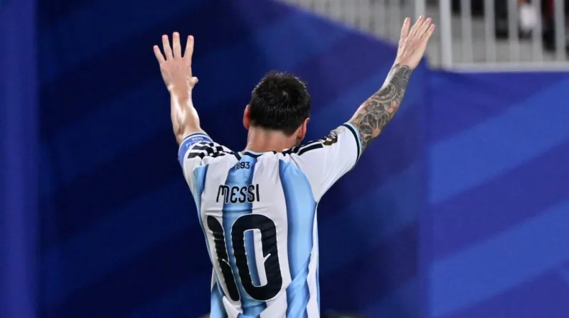Video: la hinchada argentina ovacionó a Messi cuando fue reemplazado tras anotar tres goles contra Argelia
