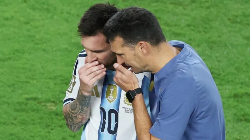 Conmovedor: Lionel Scaloni no aguantó las lágrimas mientras ovacionaban a Messi por sus tres goles a Argelia