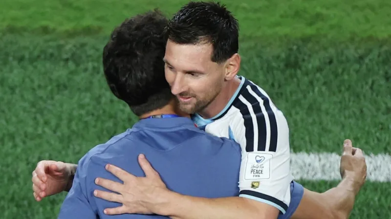 Video: la emotiva frase que le dijo Scaloni a Messi después de los tres goles ante Argelia en el debut del Mundial