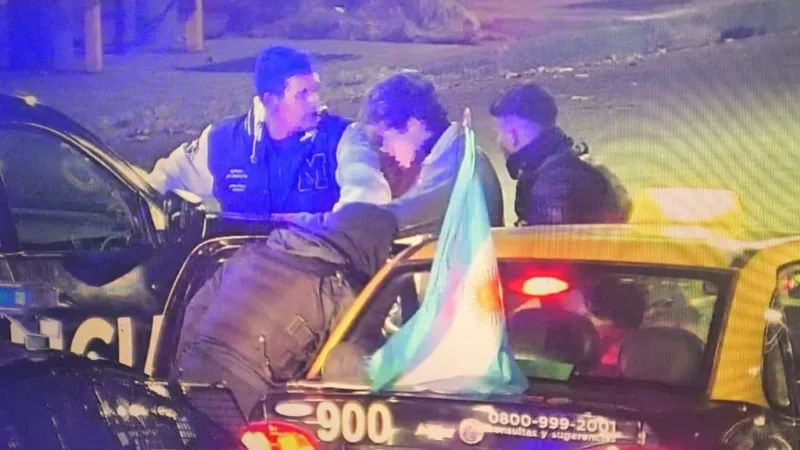 Detuvieron a un padre y a su hijo adolescente tras robar un comercio en Mendoza e intentar escapar en un taxi