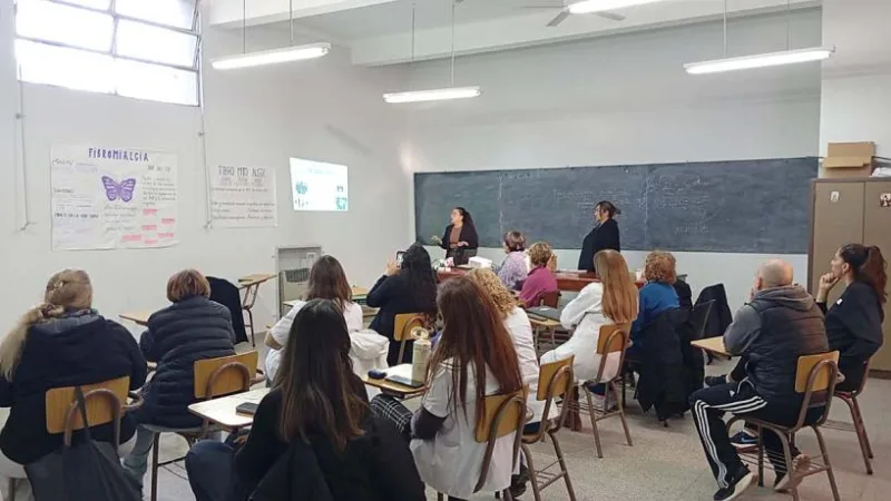 Charla sobre incontinencia urinaria en hombres y mujeres en el Hospital del Carmen