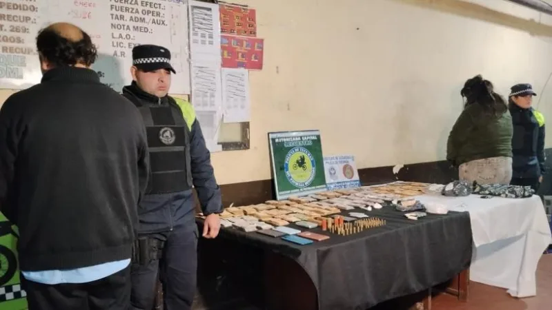 Los sorprendieron cuando circulaban en un auto con drogas, dinero y municiones
