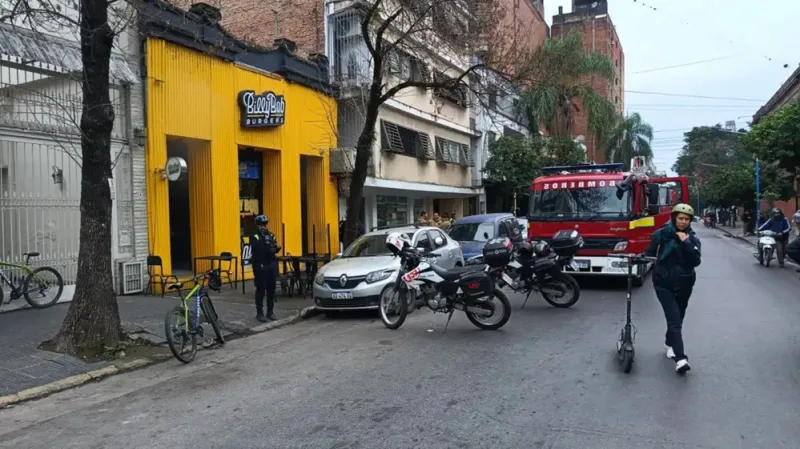 Incendio en hamburguesería de calle Marcos Paz al 500: el fuego fue controlado