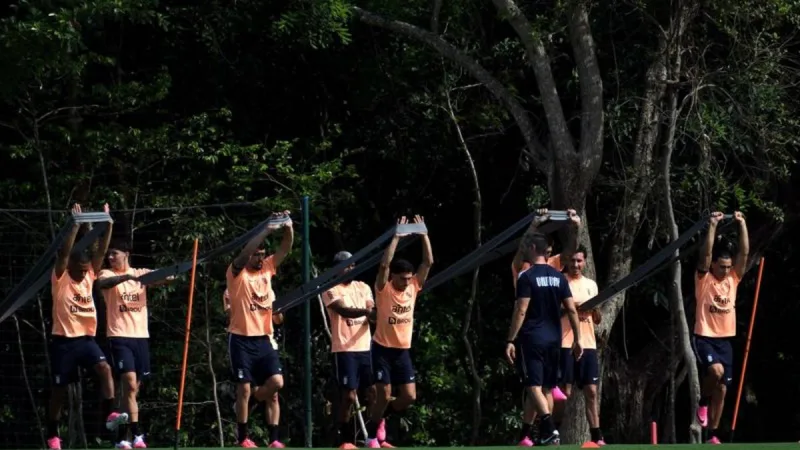Bielsa defiende los protocolos médicos tras las lesiones de Uruguay antes del Mundial
