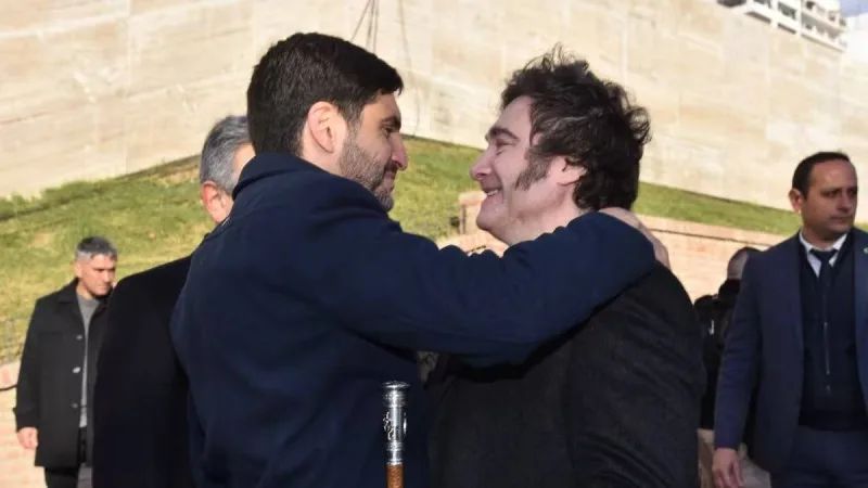 Mientras crecen los pedidos de renuncia a Adorni, Pullaro celebró la visita de Milei a Rosario: "Estar juntos"