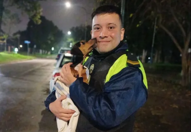 Un policía tucumano salvó a una perrita de morir ahogada y el agradecimiento se volvió viral