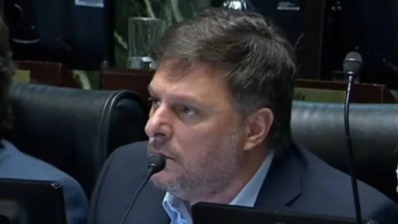 Santoro propone un plan para refinanciar deudas familiares con tasas más bajas
