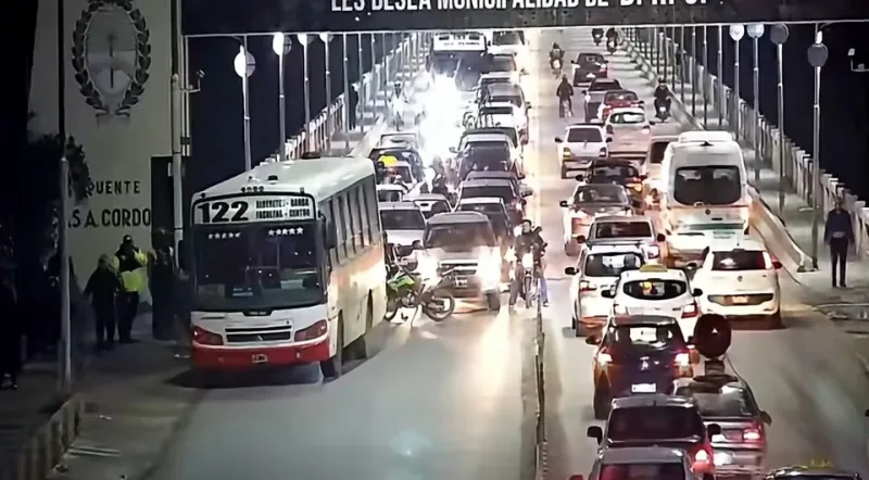 Tensión en el puente Lucas Córdoba: se prendió fuego parte de un colectivo